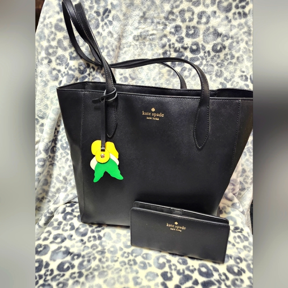 Kate Spade Spring 2023 tote bag and matching wallet